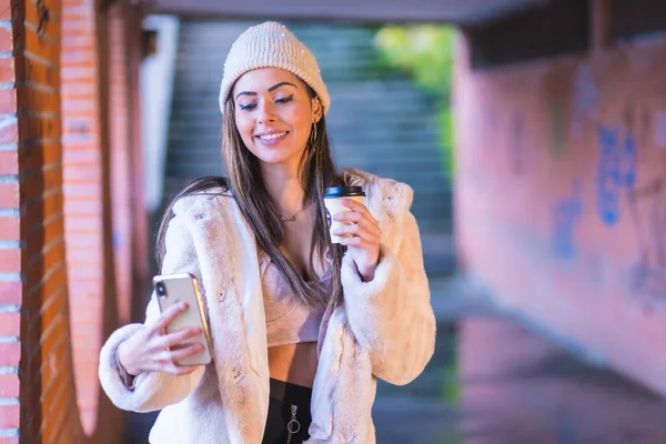 Joven Guapa Morena Caucásica Ciudad Haciendo Una Videollamada Por Teléfono —  Fotos de Stock