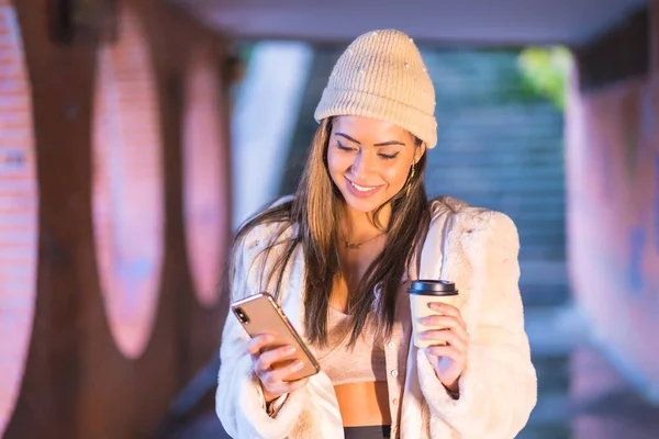 Nuori Kaunis Valkoihoinen Brunette Kaupungissa Tekee Videopuhelun Puhelimessa Yllään Vaaleanpunainen — kuvapankkivalokuva