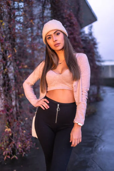 Portrait Young Pretty Caucasian Brunette Walking City Winter Wearing Pink — Stock Photo, Image