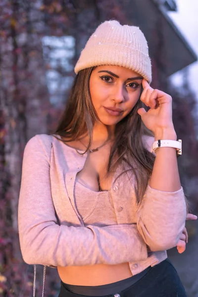 Ritratto Giovane Sorridente Modella Caucasica Bruna Che Passeggia Città Inverno — Foto Stock