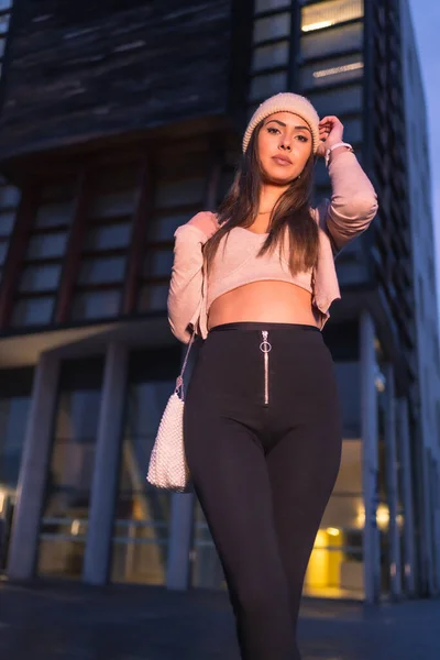 Young Brunette Caucasian Posing City Winter Night Wearing Pink Knitted — Stock Photo, Image