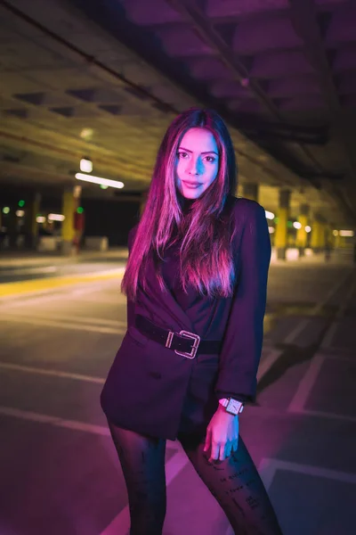 Retrato Joven Morena Modelo Caucásica Por Noche Aparcamiento Subterráneo Iluminado —  Fotos de Stock