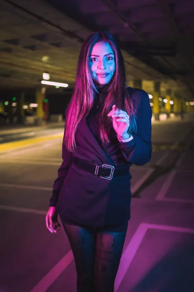 Retrato Jovem Morena Caucasiana Noite Estacionamento Subterrâneo Iluminado Com Néon — Fotografia de Stock