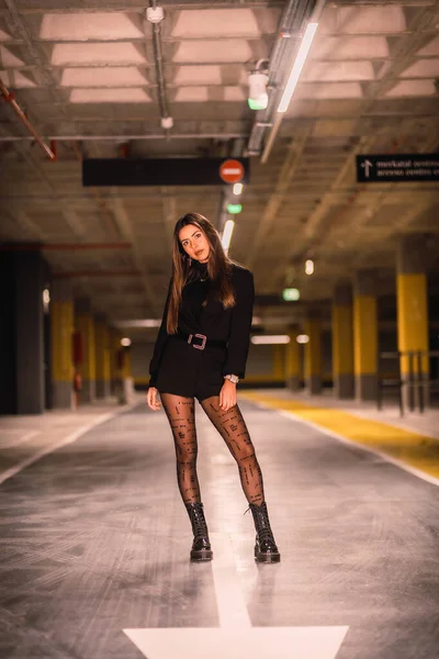 Jeune Modèle Caucasien Avec Veste Noire Posant Dans Parking Souterrain — Photo