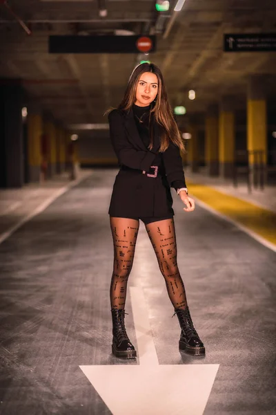 Jonge Blanke Model Met Zwarte Jas Poseren Een Lege Ondergrondse — Stockfoto