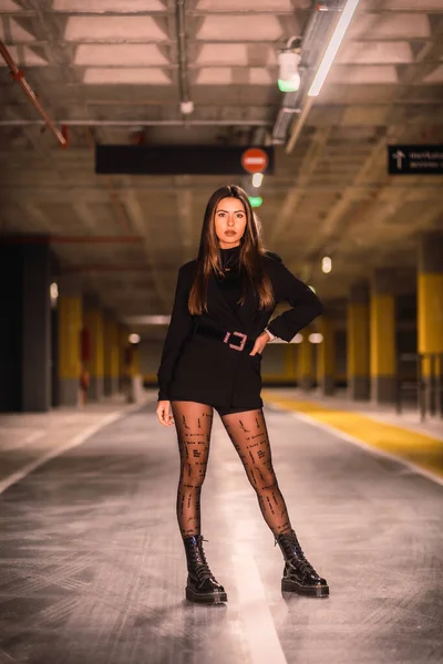 Modelo Caucasiano Jovem Com Casaco Preto Posando Parque Estacionamento Subterrâneo — Fotografia de Stock