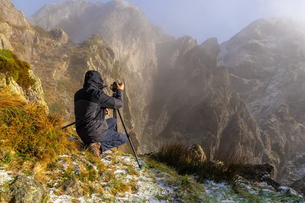 Fotografo Scattare Una Foto Con Treppiede Nel Tramonto Invernale Nevoso — Foto Stock