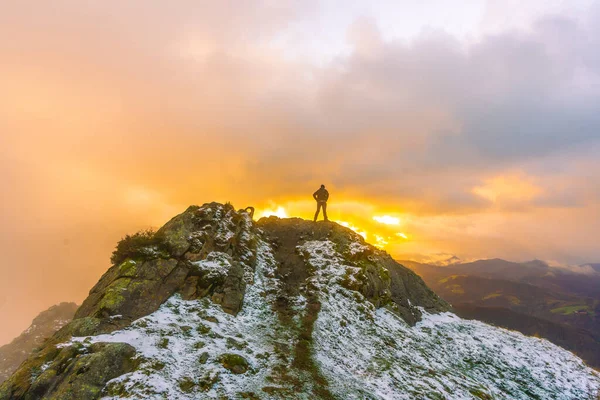 Ein Junger Mann Auf Dem Gipfel Des Berges Schneebedeckten Orangen — Stockfoto