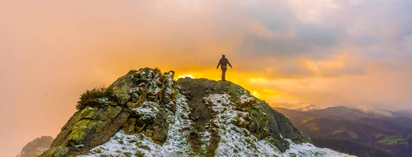 Ung Man Toppen Berget Den Snöiga Vintern Orange Solnedgång Mount — Stockfoto