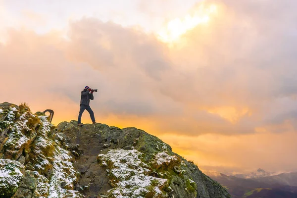 Ein Fotograf Auf Dem Gipfel Des Berges Schneebedeckten Orangen Sonnenuntergang — Stockfoto