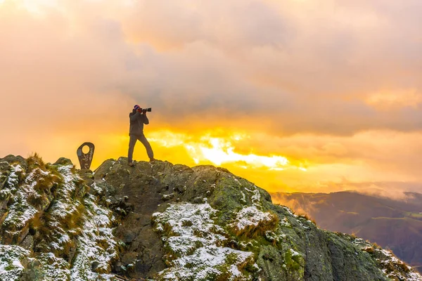 Ein Fotograf Auf Dem Gipfel Des Berges Schneebedeckten Orangen Sonnenuntergang — Stockfoto