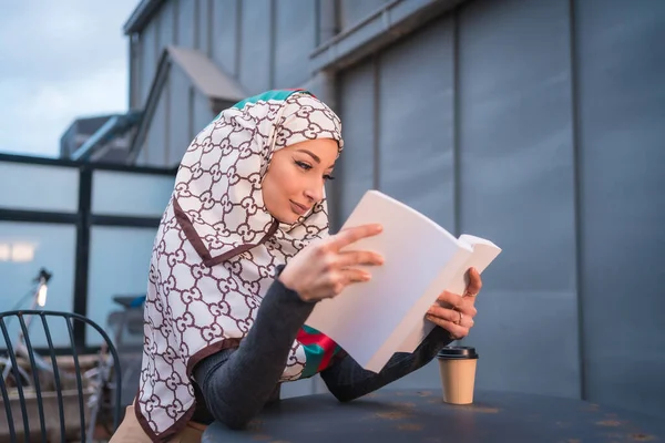 Arabska Dziewczyna Białym Welonem Przy Komputerze Tarasie Kawiarni Wiele Zabawy — Zdjęcie stockowe