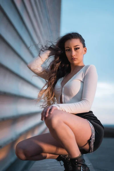 Posing Pretty Brunette Girl Crouching City Blue Hour Next Gray — Stock Photo, Image