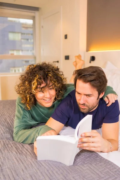Lifestyle Young Caucasian Couple Knowing Looks Pajamas Bed Reading Nice — Stock Photo, Image