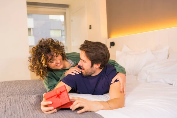 Valentine Day Young Caucasian Couple Pajamas Bed Bride Giving Nice — Stock Photo, Image