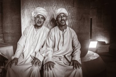 Aswan, Mısır; Ekim 2020: Mısır 'daki siyah beyaz tapınaklarda Nubiyalı insanların portresi