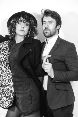 Siyah beyaz bir moda çekiminde birbirine aşık beyaz bir çift Sevgililer Günü 'nde birbirlerine bakıyorlar.