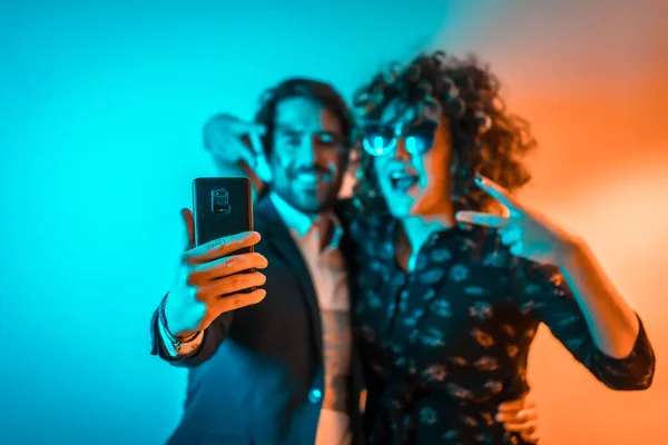 Style Vie Fête Couple Caucasien Amoureux Prenant Selfie Une Fête — Photo