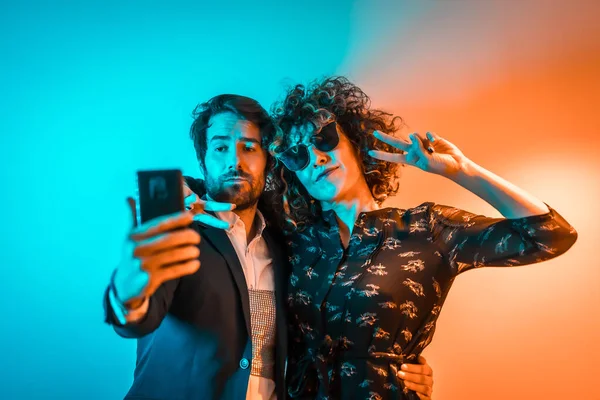 Style Vie Fête Couple Caucasien Prenant Selfie Une Fête Avec — Photo