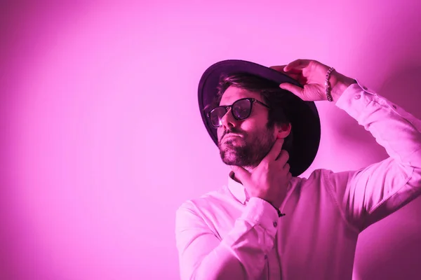Studio Lifestyle Nuori Valkoihoinen Mies Viettelevä Ilme Aurinkolasit Neon Vaaleanpunainen — kuvapankkivalokuva