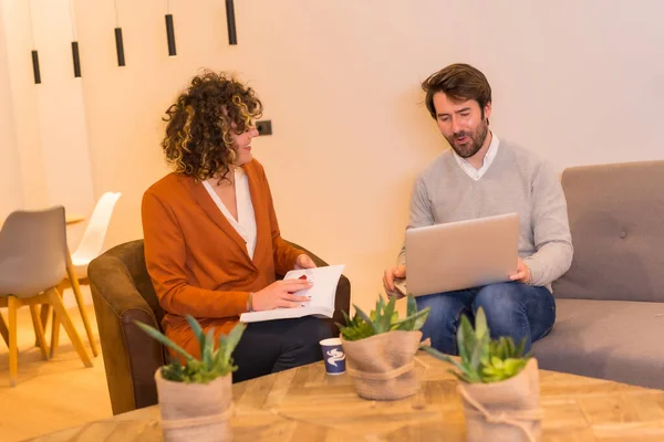 Giovani Imprenditori Caucasici Incontro Affari Sui Divani Con Computer Notebook — Foto Stock