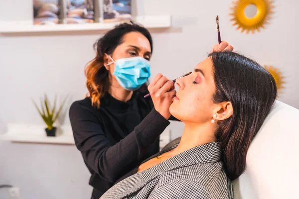 Makyaj Sanatçısı Yüz Maskesi Ile Müşterinin Yüzünü Yapıyor Covid Salgınındaki — Stok fotoğraf