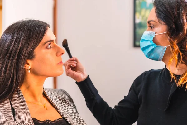 一个戴着面具的化妆师的新的正常工作日 重新开放Covid 19大流行病中的美学中心 并采取安全措施 — 图库照片