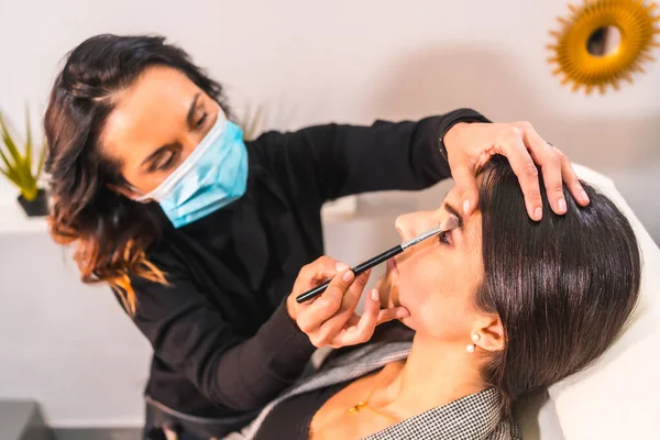 Kapatıcı Fırçası Olan Bir Maskara Makyaj Sanatçısı Için Yeni Bir — Stok fotoğraf