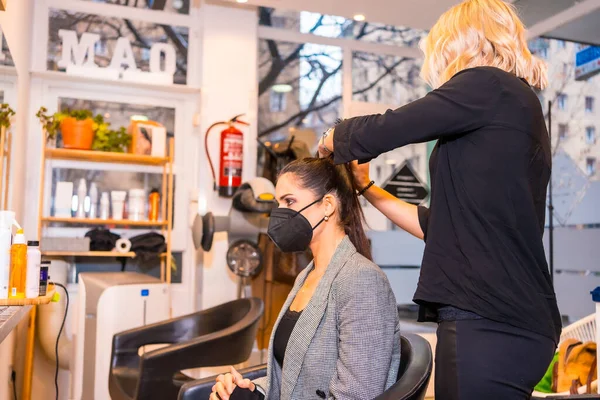 Cabeleireiro Com Máscara Facial Penteando Cabelo Cliente Reabertura Com Medidas — Fotografia de Stock