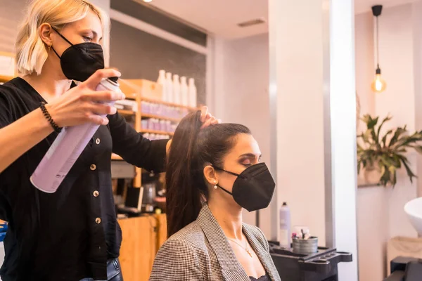 Frisör Med Ansiktsmask Kamma Kundens Hår Med Hårspray Återupptagande Med — Stockfoto