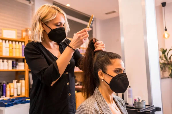 Hairdresser Face Mask Making Pigtail Client Security Measures Hairdressers Covid — Stock Photo, Image