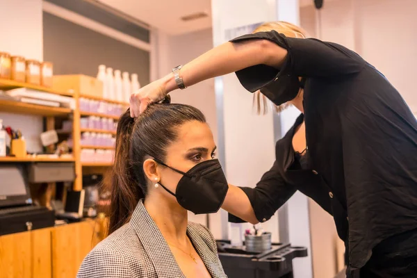 Yüz Maskeli Kuaför Müşteriye Kuyruğu Yapıyor Covid Salgınında Kuaförlerin Güvenlik — Stok fotoğraf