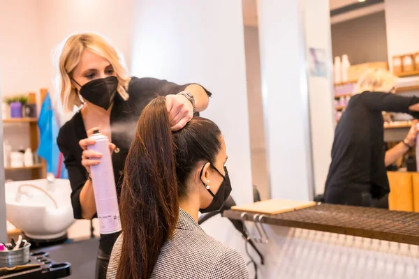 Cabeleireiro Com Máscara Terminando Penteado Para Cliente Morena Medidas Segurança — Fotografia de Stock