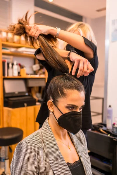 Blanke Kapper Met Masker Afwerking Van Het Kapsel Aan Brunette — Stockfoto