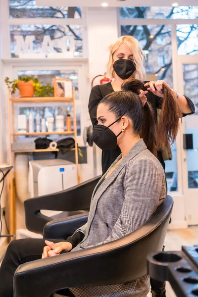 Maskeli Beyaz Kuaför Esmer Müşterinin Saç Modeline Son Rötuşları Yapıyor — Stok fotoğraf