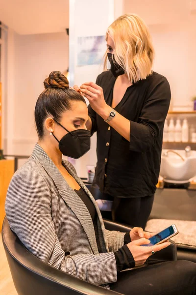 Maskeli Kuaför Müşterinin Saç Stiline Son Rötuşları Yapıyor Covid Salgınında — Stok fotoğraf