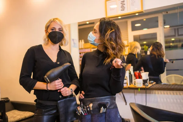 Cabeleireiro Maquiador Com Máscara Facial Antes Sessão Medidas Segurança Dos — Fotografia de Stock