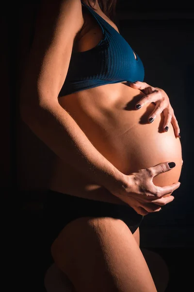 Jovem Grávida Prestes Dar Luz Com Mãos Barriga Algumas Fotos — Fotografia de Stock