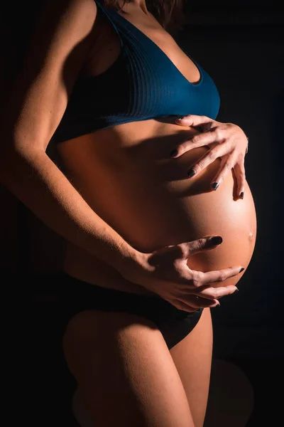 Jovem Grávida Prestes Dar Luz Com Mãos Barriga Algumas Fotos — Fotografia de Stock