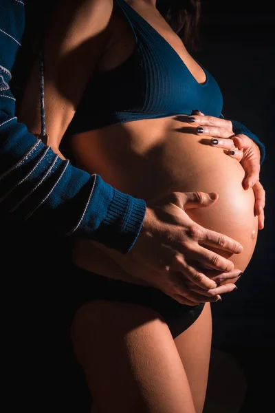 Jovem Mulher Branca Grávida Prestes Dar Luz Com Mãos Pai — Fotografia de Stock