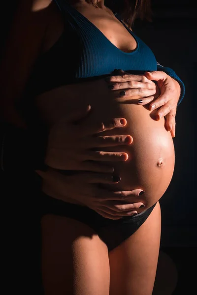 Jovem Mulher Branca Grávida Prestes Dar Luz Com Mãos Pai — Fotografia de Stock