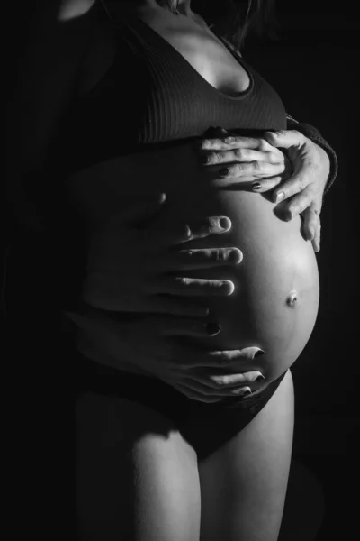 Young Caucasian Pregnant Woman Give Birth Hands Her Father Her — Stock Photo, Image