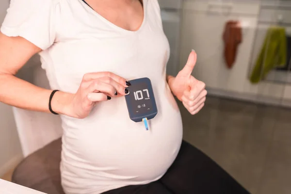 Jovem Gestante Realizando Autoteste Diabetes Gestacional Para Controle Açúcar Resultado — Fotografia de Stock