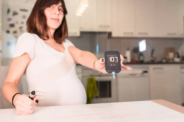 Jovem Gestante Com Diabetes Gestacional Autoteste Para Controle Açúcar Com — Fotografia de Stock