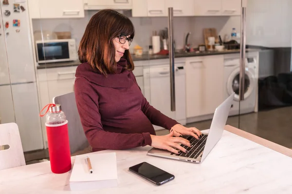 由于工作困难 年轻孕妇在家用电脑远程工作 对工作电话持积极态度 — 图库照片
