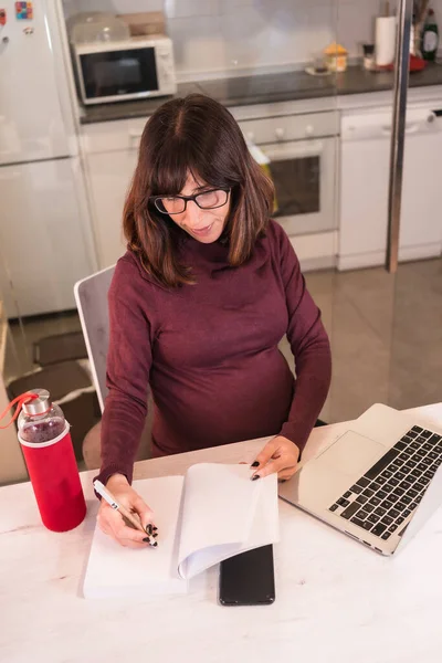 由于工作困难 年轻孕妇在家用计算机远程工作 — 图库照片
