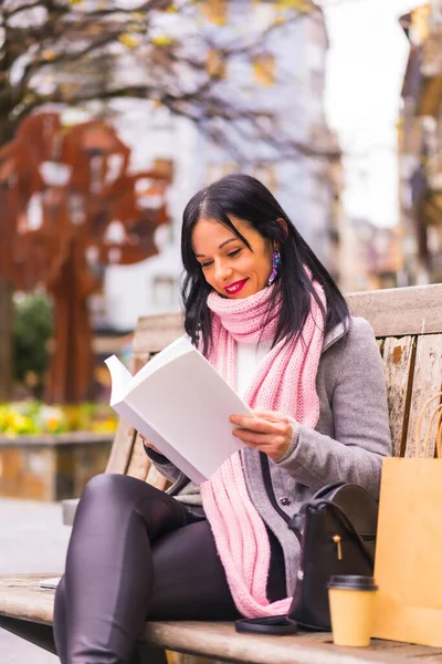 Stile Vita Ragazza Bruna Caucasica Che Legge Libro Parco Sorridente — Foto Stock