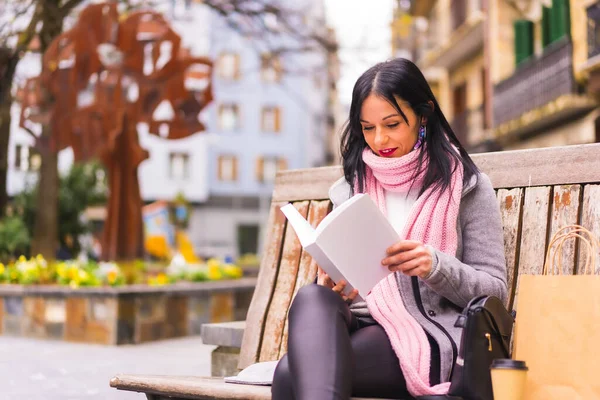 Lifestyle Una Ragazza Bruna Caucasica Che Legge Libro Parco Cittadino — Foto Stock