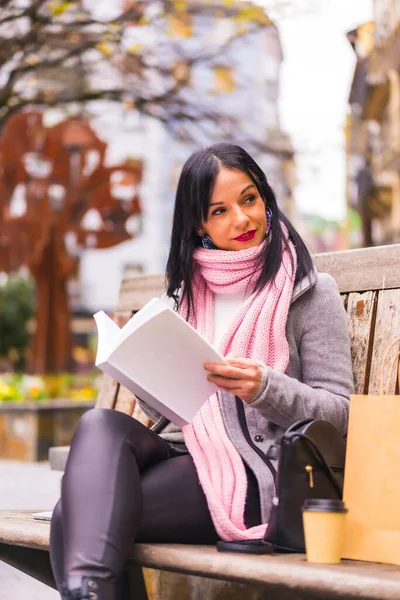 Stile Vita Ragazza Bruna Caucasica Che Legge Libro Parco Sorridente — Foto Stock