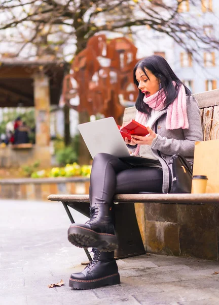 Lifestyle Caucasian Brunette Girl Opening Gift Boyfriend Video Call Separated — Stock Photo, Image